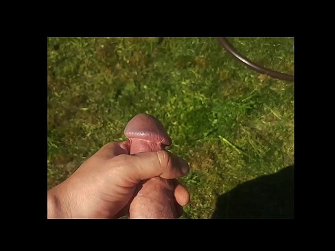 ❤️ Hot Hottie bekommt ihre rosa Pussy gefickt und spritzt in einem Sommergarten ab ❤ Anal video bei uns ❤