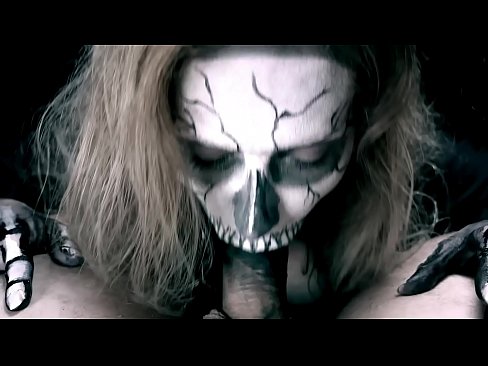 ❤️ Dämonenmädchen lutscht Schwanz mit ihrem schwarzen Mund und schluckt Sperma. ❤ Anal video bei uns ❤