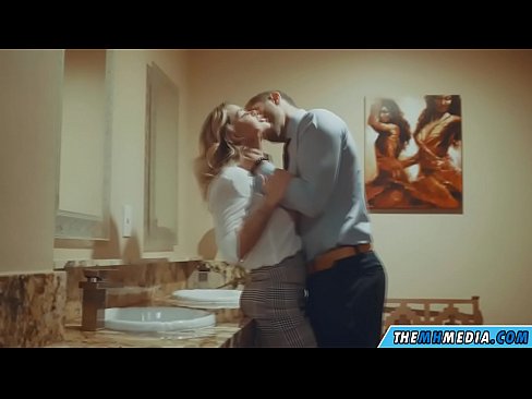 ❤️ Wenn eine vollbusige Blondine dich in einer öffentlichen Toilette verführt ❤ Anal video bei uns ❤